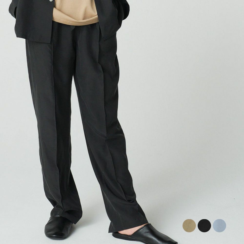 フォーマルにも、ラウンジウェアとしても活躍する、品の良い万能トラウザー。